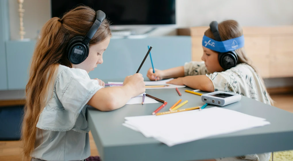 dziewczynki w&nbsp;słuchawkach