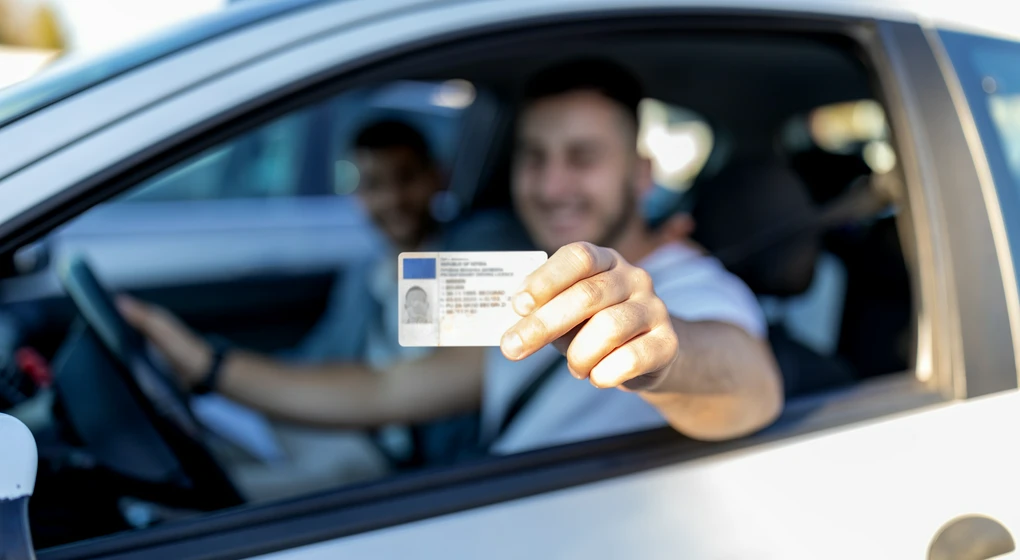 uśmiechnięty mężczyzna w&nbsp;aucie