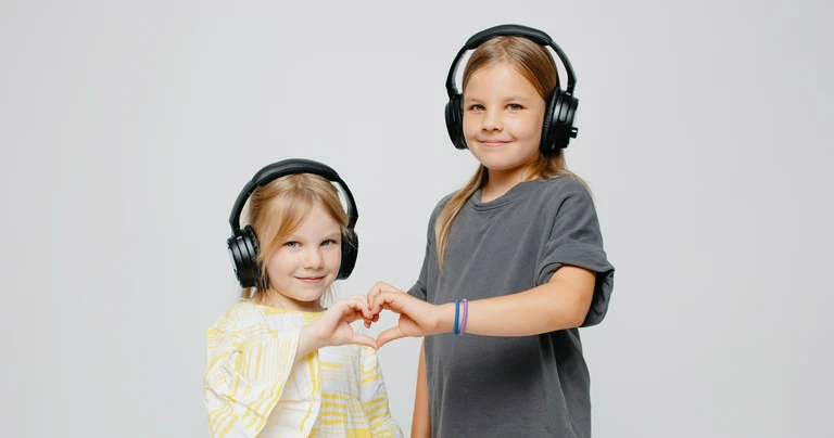uśmiechnięte dziewczynki w&nbsp;słuchawkach