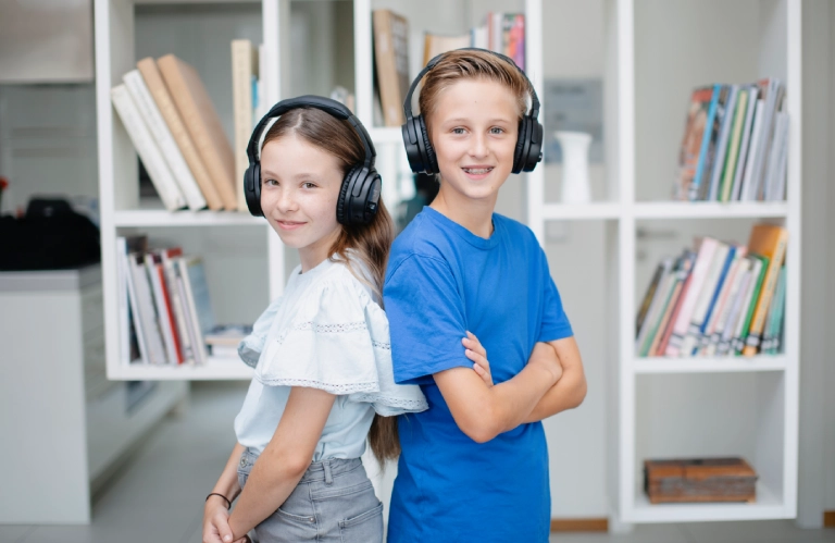 dziewczynka i chłopiec w słuchawkach