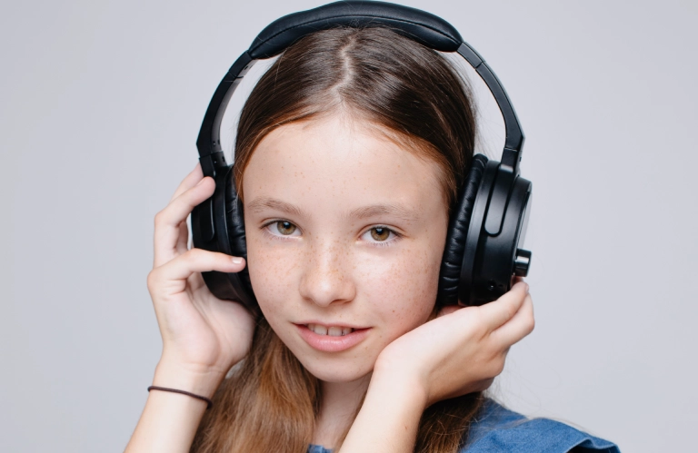 dziewczynka w słuchawkach